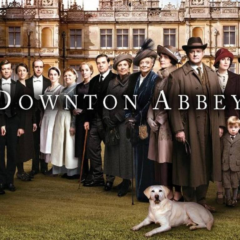 Ein Plakat der britischen Fernsehserie "Downton Abbey".
