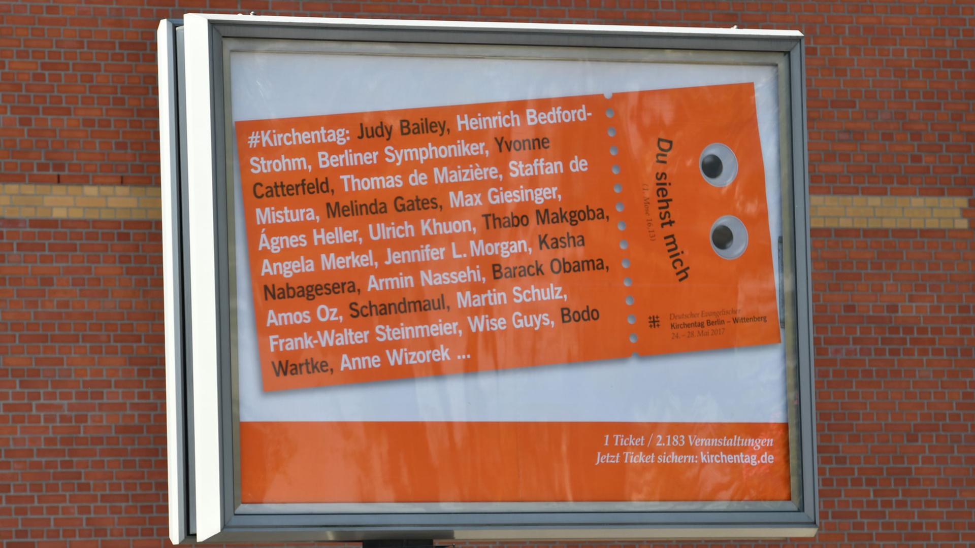 "Du siehst mich" steht auf einem Werbeplakat für den Evangelischen Kirchentag, aufgenommen am 21.05.2017 in Berlin. An zahlreichen Orten der Stadt sind die großflächigen Plakate mit den Kulleraugen zu sehen. Der 36. Evangelischen Kirchentag findet vom 24. bis 28. Mai statt.