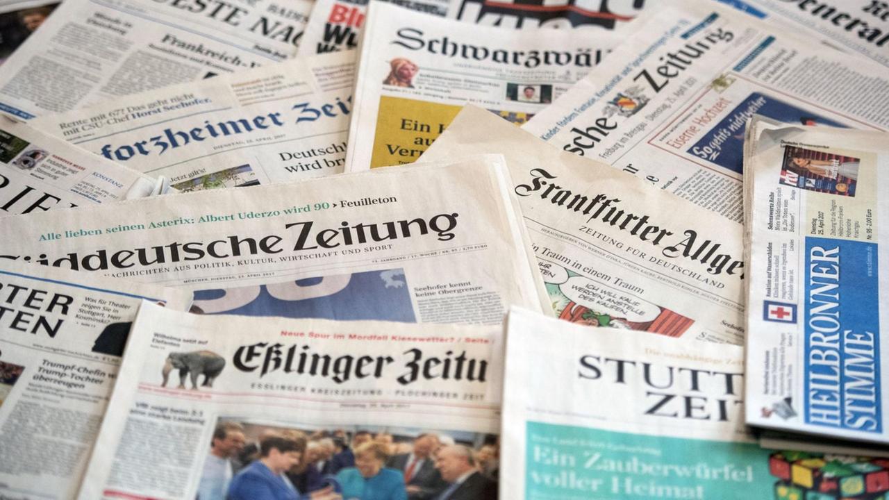 Verschiedene Zeitungen, aufgenommen am 25.04.2017 in Stuttgart (Baden-Württemberg). Foto: Marijan Murat/dpa | Verwendung weltweit