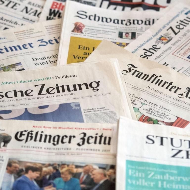 Verschiedene Zeitungen, aufgenommen am 25.04.2017 in Stuttgart (Baden-Württemberg). Foto: Marijan Murat/dpa | Verwendung weltweit