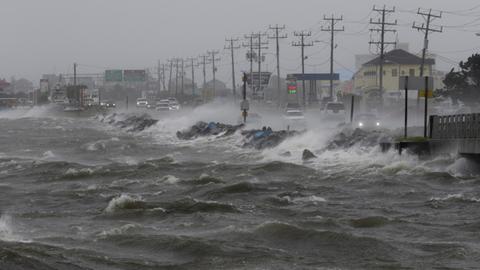 Der Tropensturm "Hermine" trifft in Florida auf Land und überschwemmt Uferstraßen.