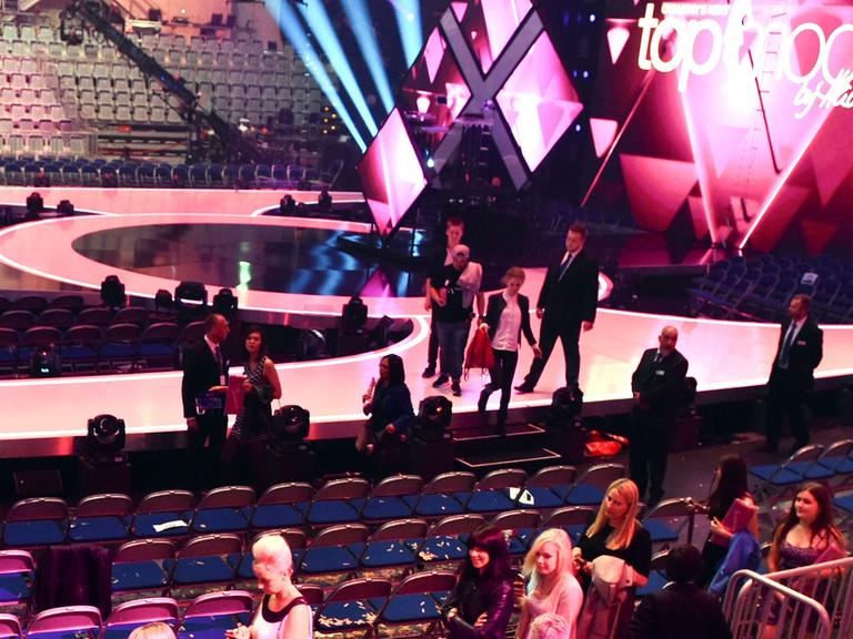 Zuschauer verlassen die SAP-Arena nach Abbruch der Castingshow "Germany's Next Topmodel"