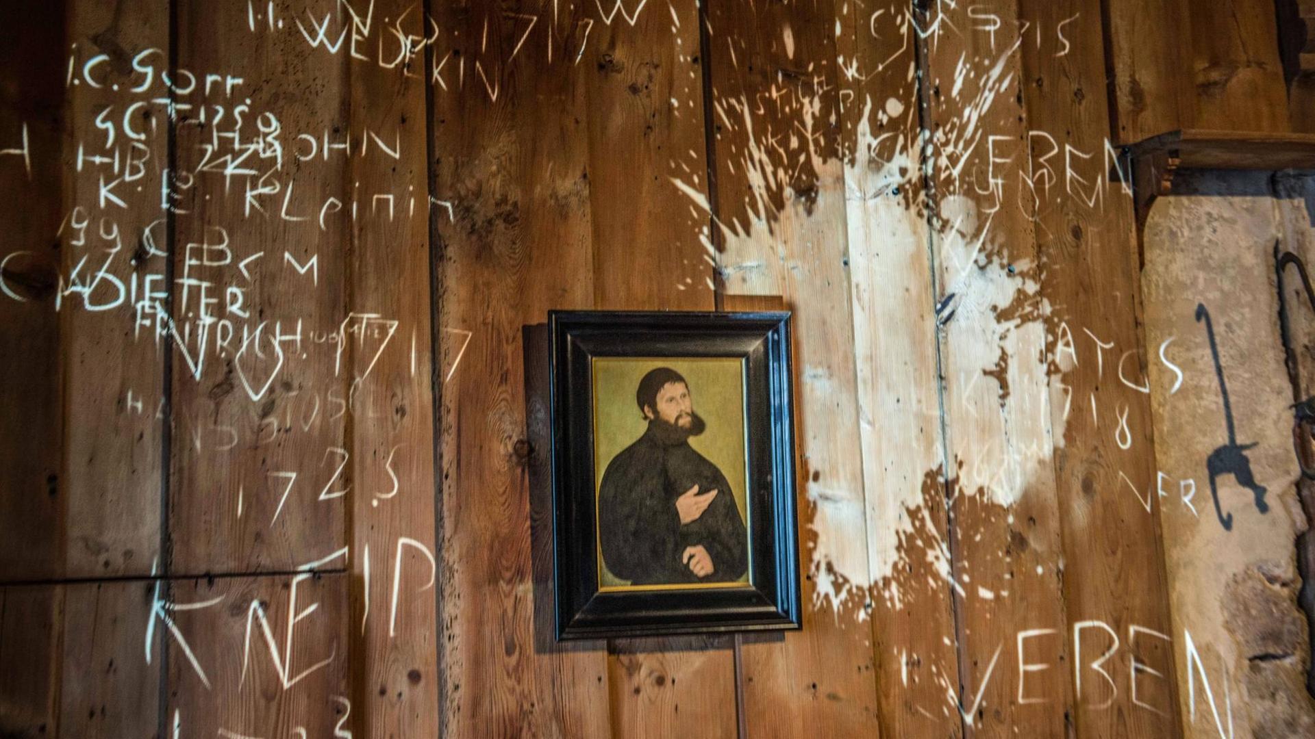 Nicht Poltergeist - nach dem Teufel selbst soll Luther ein Tintenfass geworfen haben. Der Fleck wird im Rahmen einer Ausstellung an die Wand projeziert.