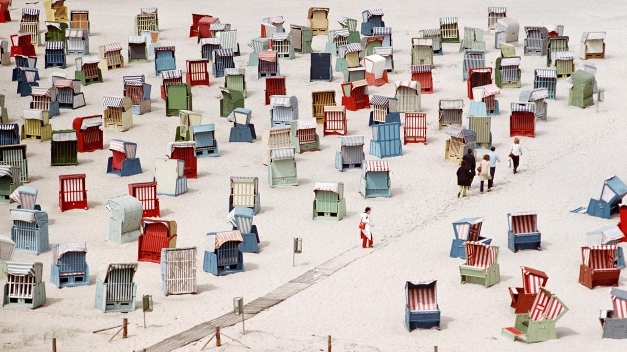 Blick auf den Strand von Warnemünde vor dem Neptun-Hotel. Rostock 27.05.1972