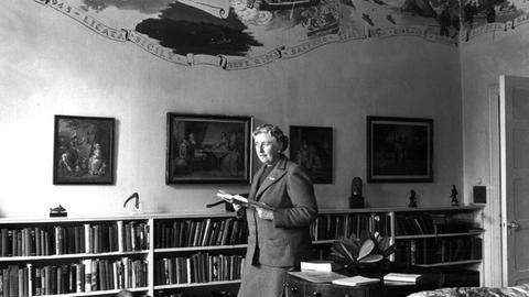 Die englische Schriftstellerin Agatha Christie, aufgenommen in ihrem Haus Greenway House in Devonshire im Januar 1946