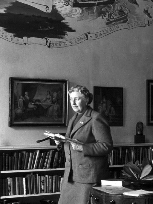 Die englische Schriftstellerin Agatha Christie, aufgenommen in ihrem Haus Greenway House in Devonshire im Januar 1946.