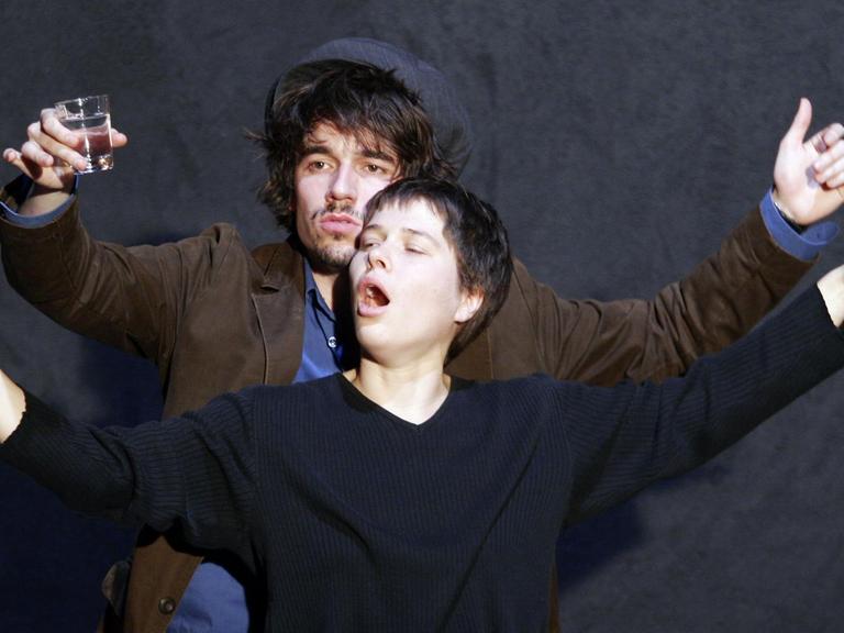 Alexander Khuon und Meike Droste als Boris und Mascha in dem Theaterstück "Die Möwe" am Deutschen Theater Berlin (2008)