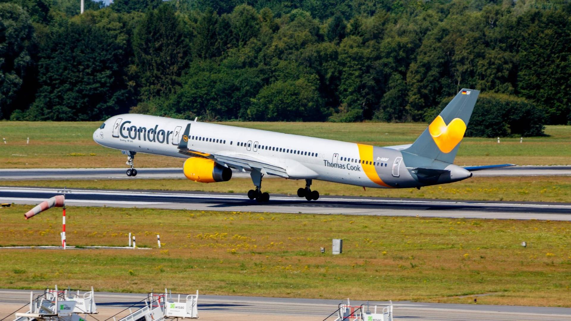 Das Bild zeigt eine Boeing 757 der deutschen Fluggesellschaft Condor beim Abheben von einer Startbahn.