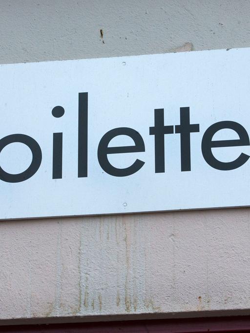 Schlachtermarkt in Schwerin: Ein Schild weist auf eine öffentliche Toilette hin.