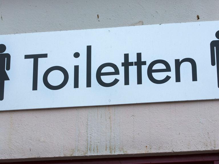 Schlachtermarkt in Schwerin: Ein Schild weist auf eine öffentliche Toilette hin.