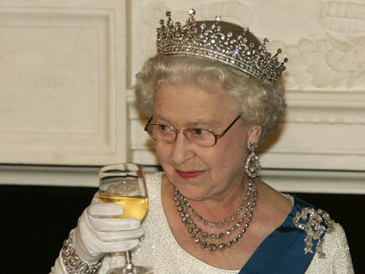 Queen Elizabeth II. erhebt beim Abendessen im Weißen Haus ihr Glas.