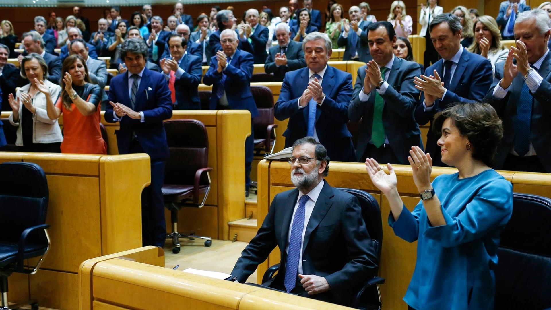 Applaus für den spanischen Ministerpräsident Mariano Rajoy während einer Sitzung des Senats zu Zwangsmaßnahmen gegen die katalanische Regierung.