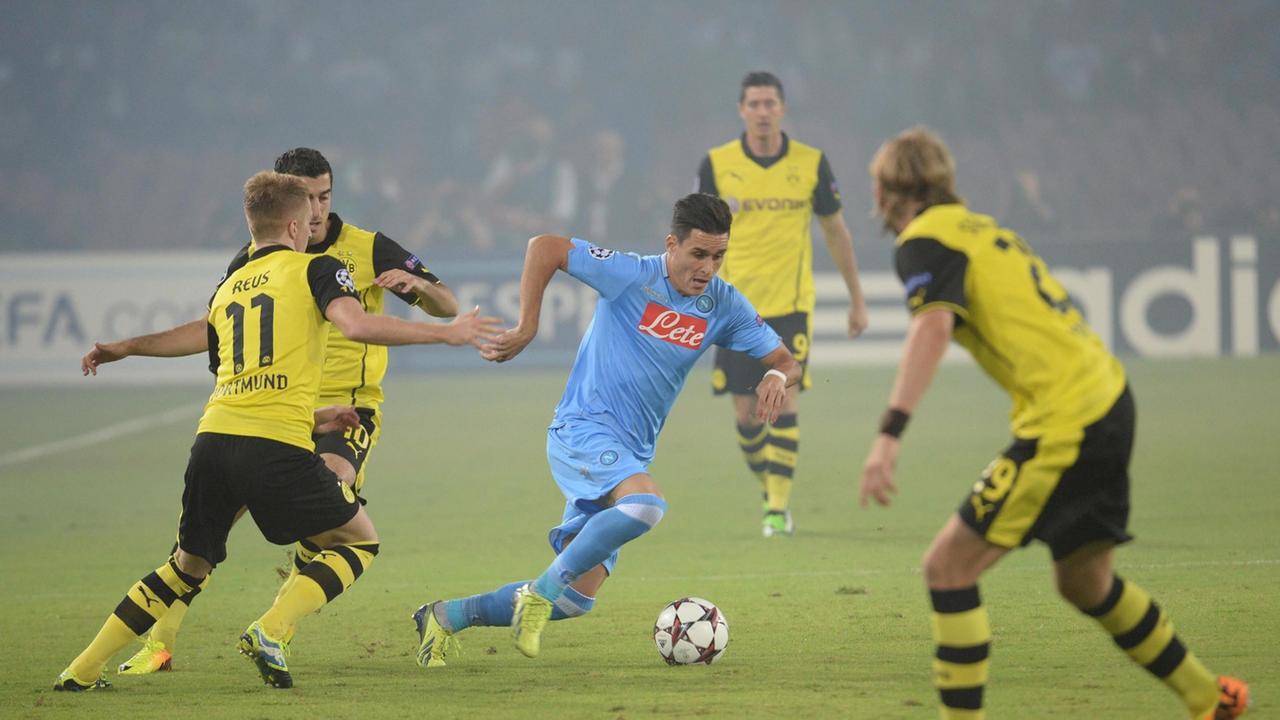 epa03873058 Napoli's midfielder Jose' Maria Callejon (C) in action, surrounded by Borussia 's defenders, during the Champions League match Napoli vsBorussia Dortmund at San Paolo stadium, Naples, Italy 18 September 2013. EPA/CIRO FUSCO epa03873058 Napoli's midfielder Jose' Maria Callejon (C) in action, surrounded by Borussia 's defenders, during the Champions League match Napoli vsBorussia Dortmund at San Paolo stadium, Naples, Italy 18 September 2013. EPA/CIRO FUSCO