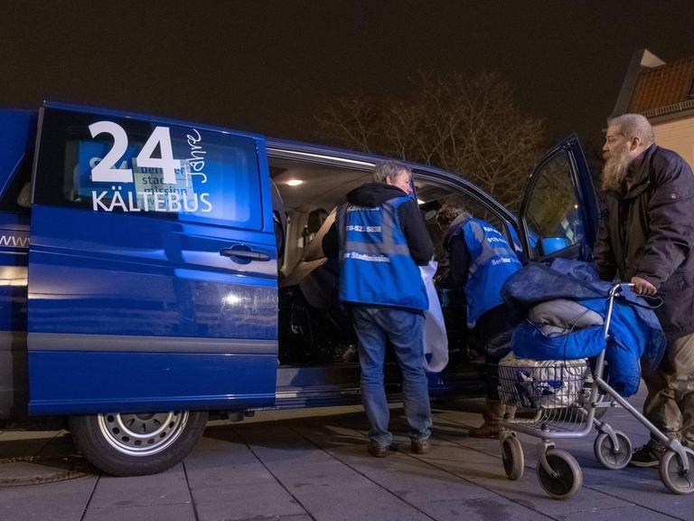 Der Kältebus der Berliner Stadtmission und ein Obdachloser, der in eine Notunterkunft gebracht werden soll.