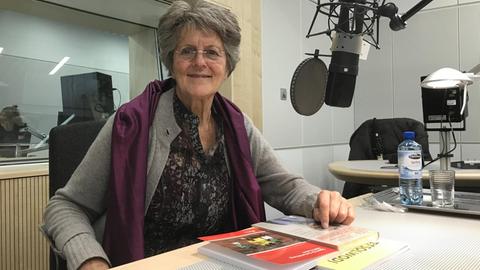 Schwester Lea Ackermann im Studio des Deutschlandfunk.