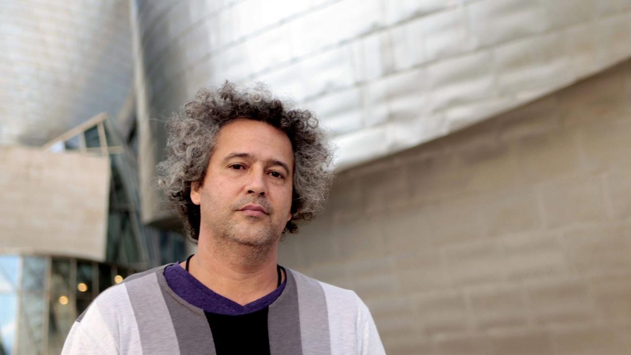 Der brasilianische Künstler Ernesto Neto vor dem Guggenheim Museum in Bilbao 