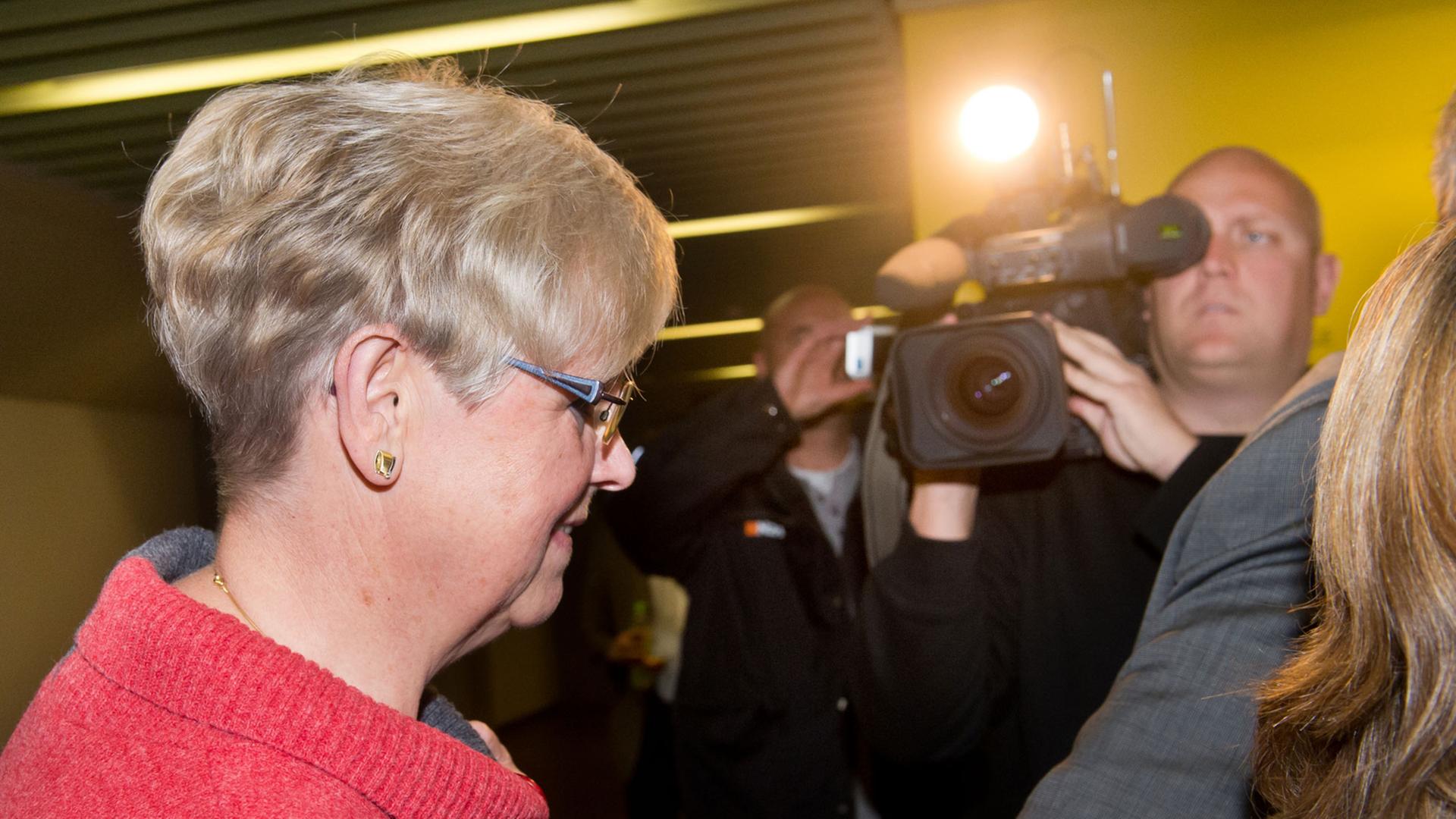 Das Bild zeigt Brigitte Böhnhardt, die Mutter des mutmaßlichen Rechtsterroristen Uwe Böhnhardt, im Gerichtsgebäude in München.