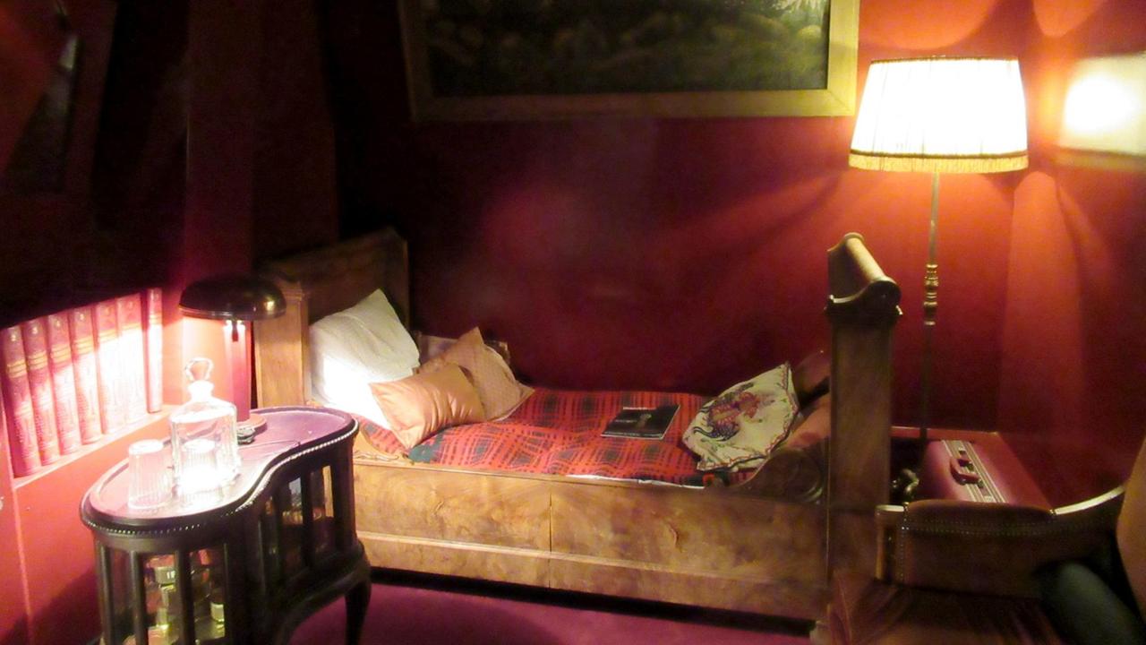 Die Nachbildung eines Schlafzimmers zur Zeit der Sowjetunion gehört zu den Ausstellungsstücken des "Dau"-Projekts.