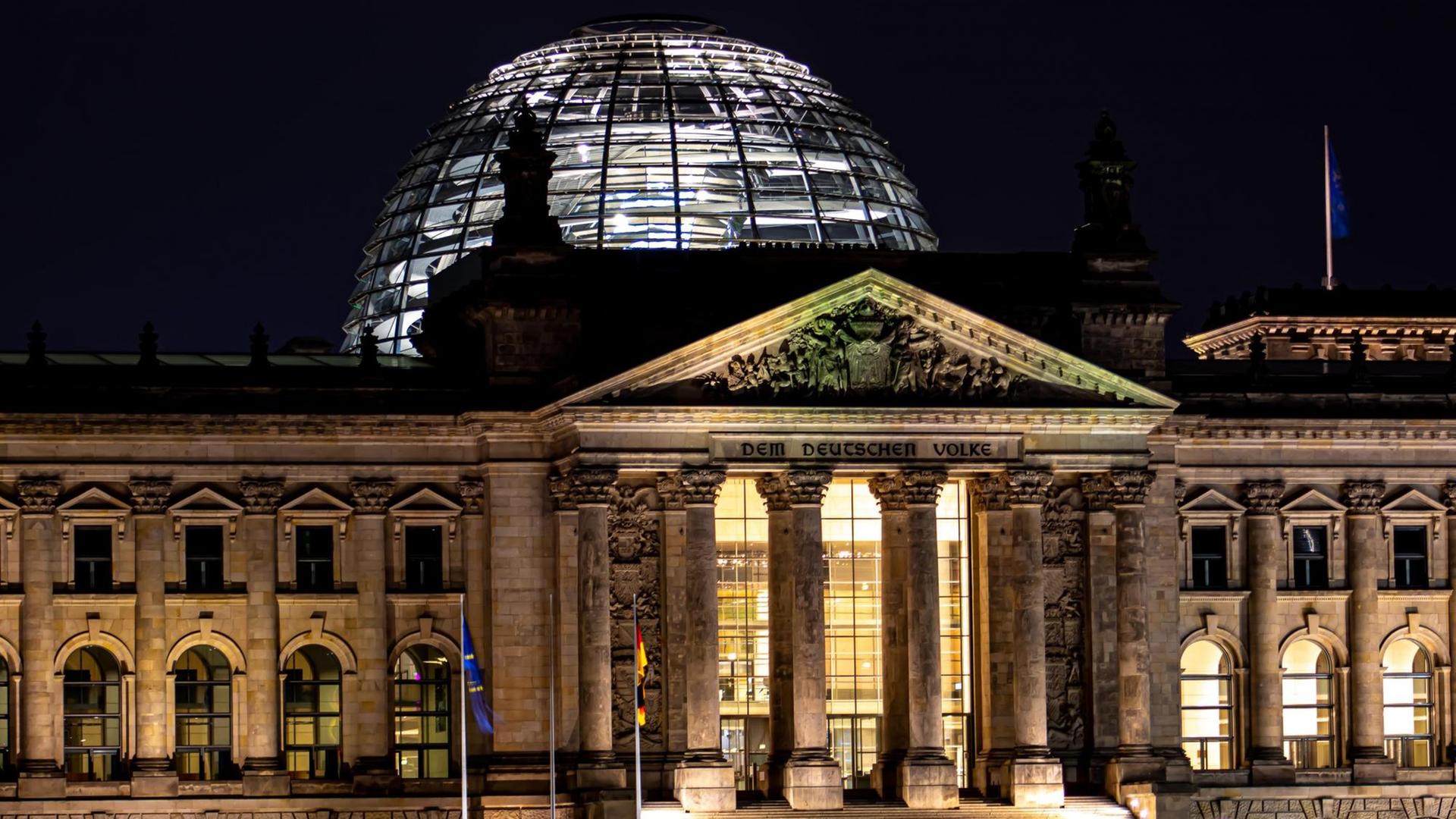 Das Foto zeigt das Gebäude von dem Bundestag in der Nacht.