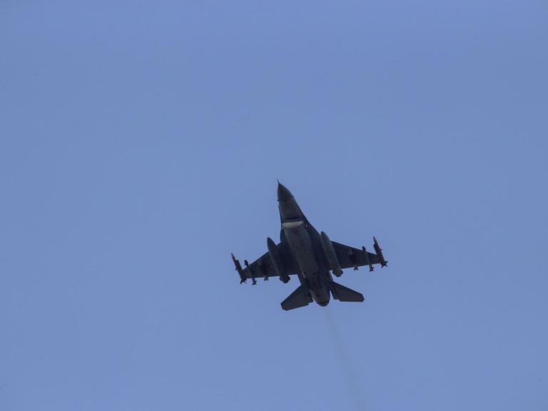Ein türkisches Kampfflugzeug startet am 28.07.2015 vom Stützpunkt Incirlik.