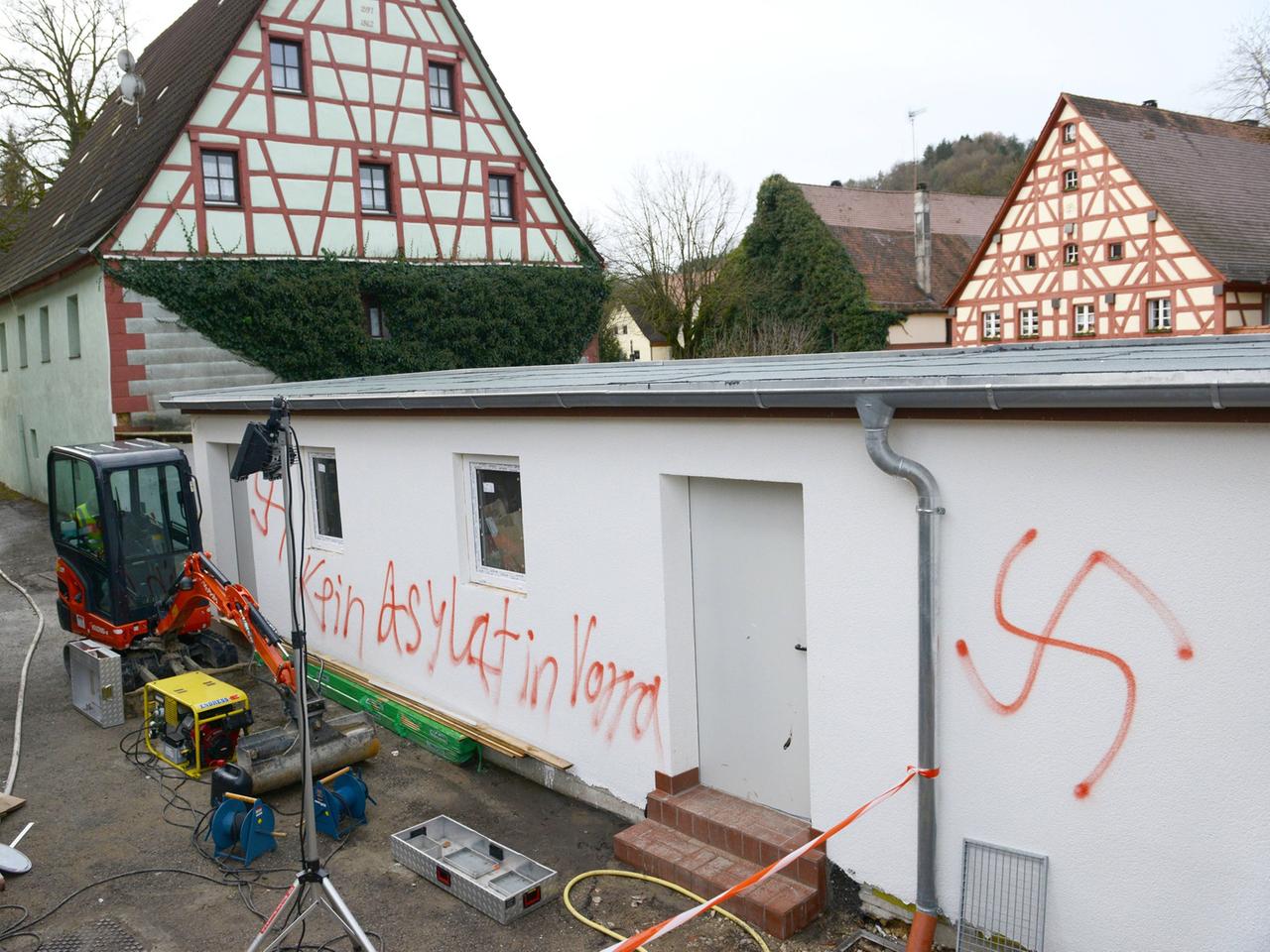 Rechtsradikale Schmierereien an einer Flüchtlingsunterkunft im bayerischen Vorra