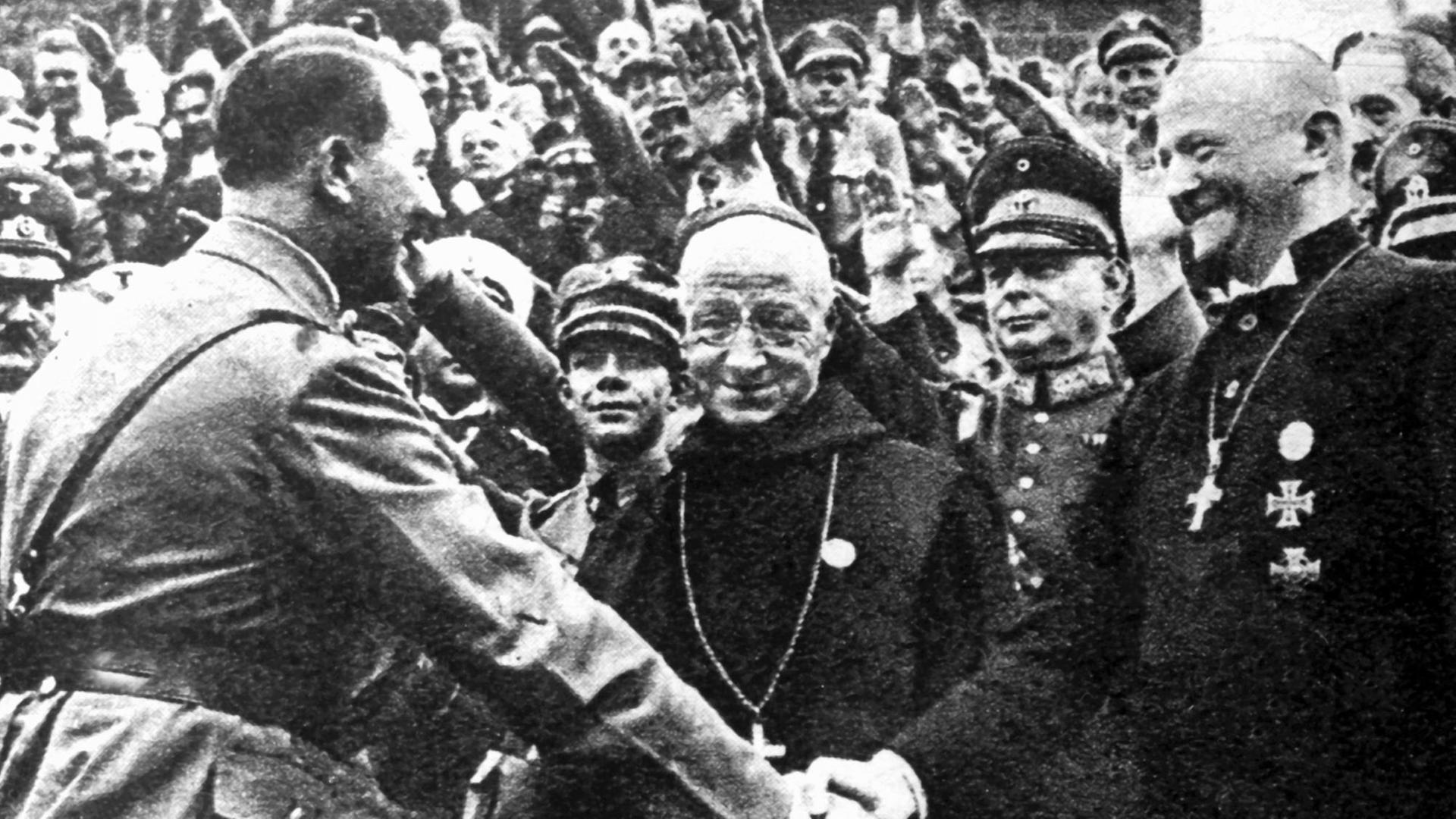 Adolf Hitler (l) begrüßt während des Reichsparteitags der NSDAP 1934 in Nürnberg Reichsbischof Ludwig Müller