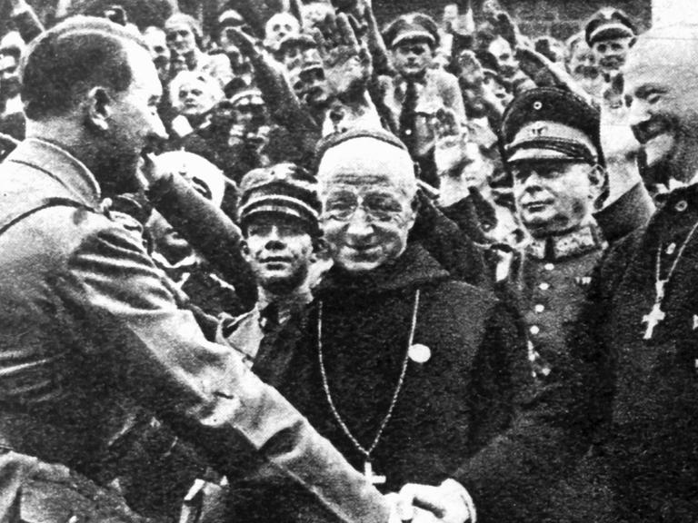 Adolf Hitler (l) begrüßt während des Reichsparteitags der NSDAP 1934 in Nürnberg Reichsbischof Ludwig Müller