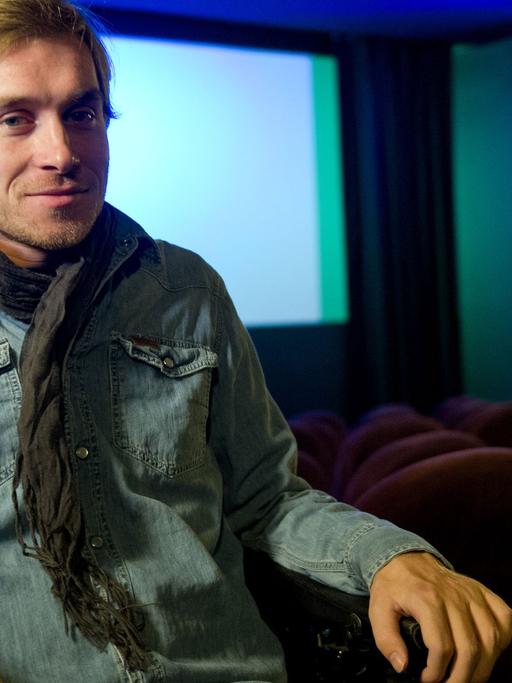 Samuel Koch, sitzt am 28.01.2014 in einem Kinosaal im Kino am Raschplatz in Hannover (Niedersachsen).