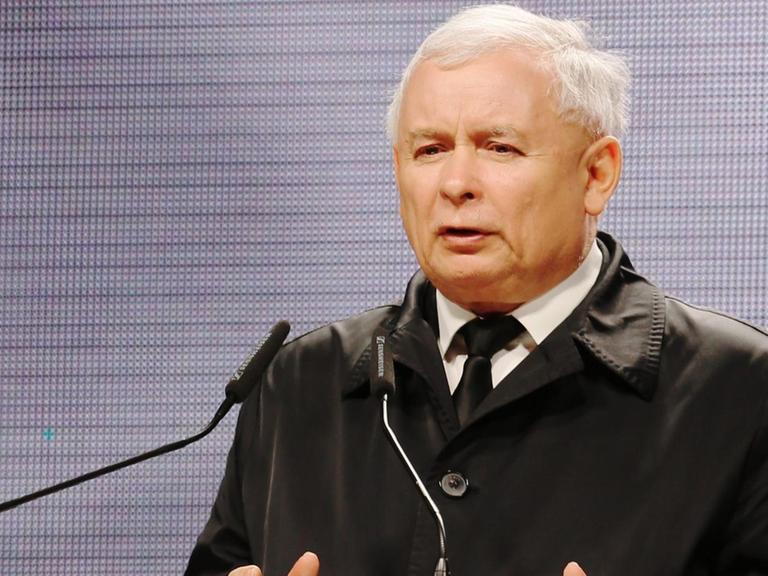 Der Vorsitzende der regierenden Partei Recht und Gerechtigkeit, Kaczynski, hält eine Rede in Warschau.