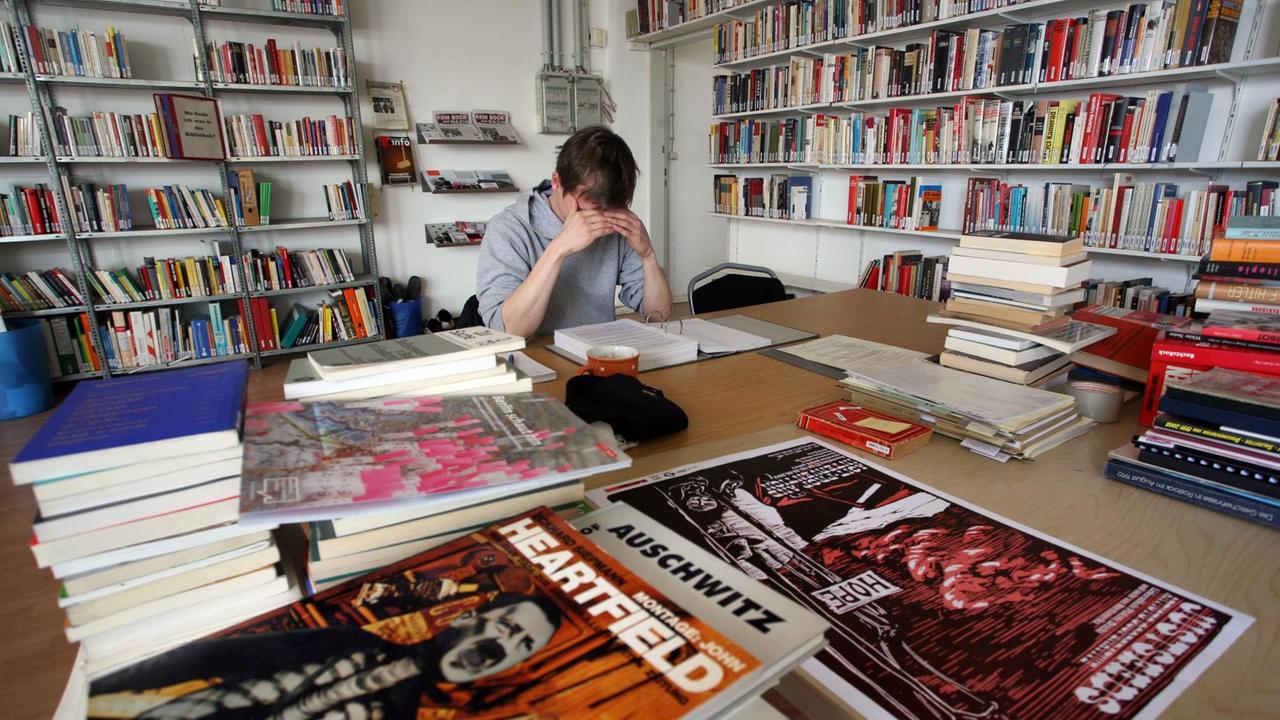 Ein Besucher sitzt in Berlin im antifaschistischen Pressearchiv und Bildungszentrum Berlin e.V. ,Apabiz, an einem Tisch und liest 