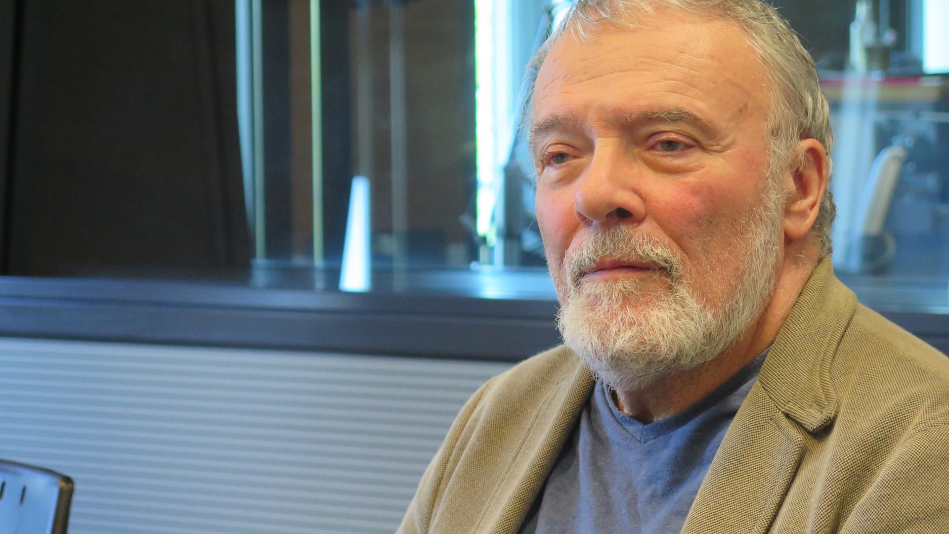 Der ungarische Schriftsteller György Dalos zu Gast im Studio von Deutschlandradio Kultur.