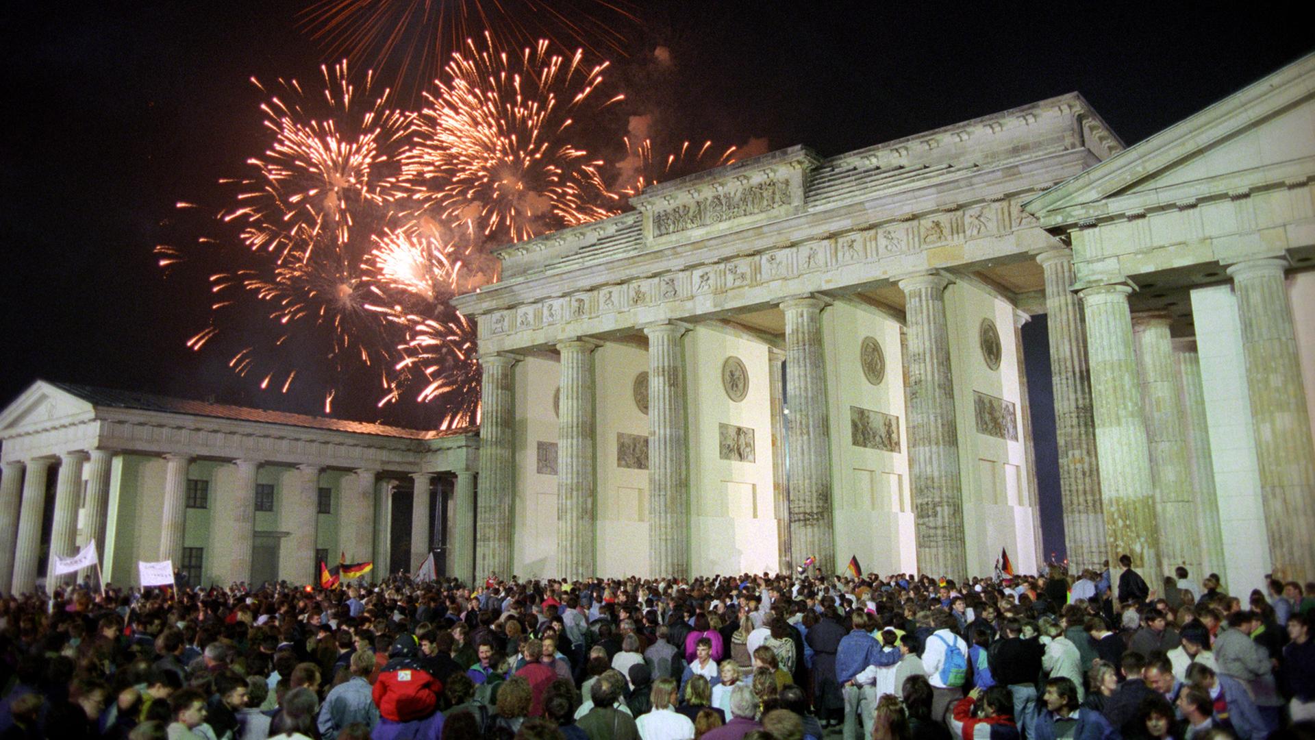 Mit einem Feuerwerk am Brandenburger Tor in Berlin feierten rund eine Million Menschen in der Nacht vom 2. auf den 3. Oktober 1990 die deutsche Wiedervereinigung.