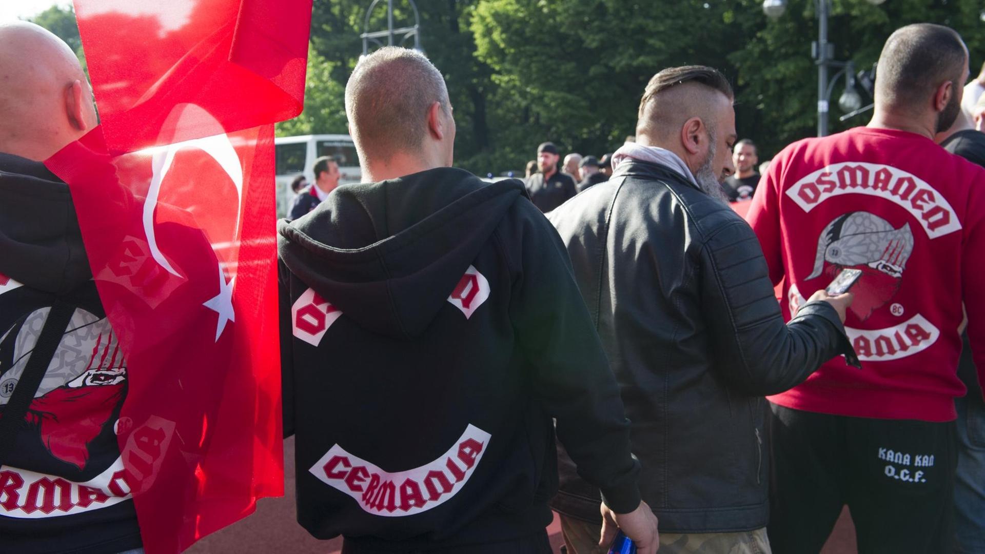 Demonstranten in Westen mit Aufschrift "Osmanen Germania" und einer Türkeiflagge am 01. Juni 2016 in Berlin bei einer Demonstration gegen die Bundestagsresolution zum Völkermord in Armenien