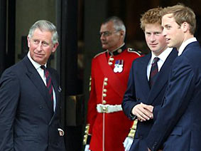 Prinz Charles, Prinz Harry und Prinz William bei der Feier für Lady Di, die vor zehn Jahren ums Leben kam.