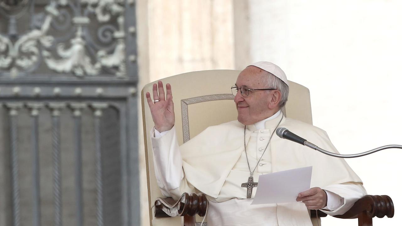 Papst Franziskus bei seiner wöchentlichen Generalaudienz auf der Piazza San Pietro im Vatikan am 6. Juni 2018