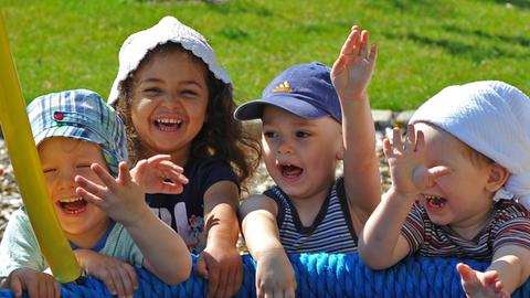 Die Mädchen und Jungen der Tautropfengruppe stehen am 23.07.2014 in Dresden vor der Kindertagesstätte "Haus der kleinen Entdecker".