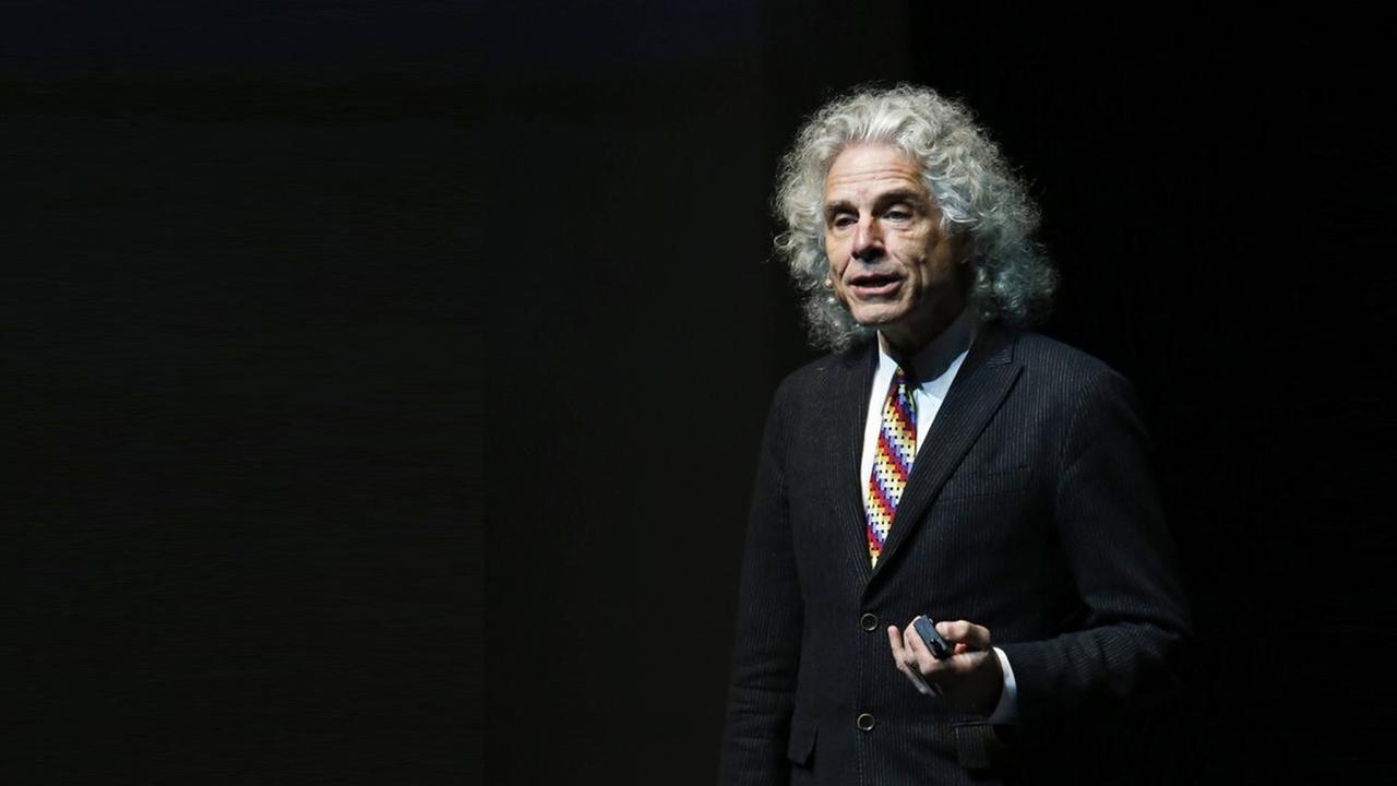 Steven Pinker im Anzug mit bunter Krawatte bei einer Rede in Mexiko, Puebla, beim City of Ideas Festival.