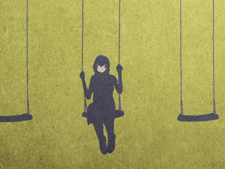Ein Mädchen sitzt auf einer Schaukel und trägt einen Mundnasenschutz. Die beiden Schaukeln neben ihr sind leer. (Illustration)