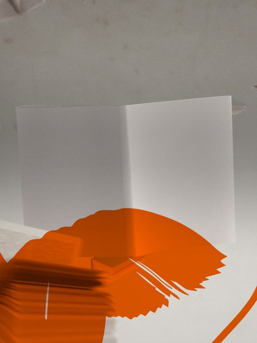 Das Bild zeigt das Podcast-Logo der ZDF-Sendung "Das Literarische Quartett", die als Podcast zum Nachhören von Deutschlandfunk Kultur angeboten wird. Zu sehen ist ein aufgeschlagenes, unbeschriebenes Buch vor umherfliegenden Buchseiten, darauf sind orange Pinselstriche zu sehen und zu lesen "Das Literarische Quartett".