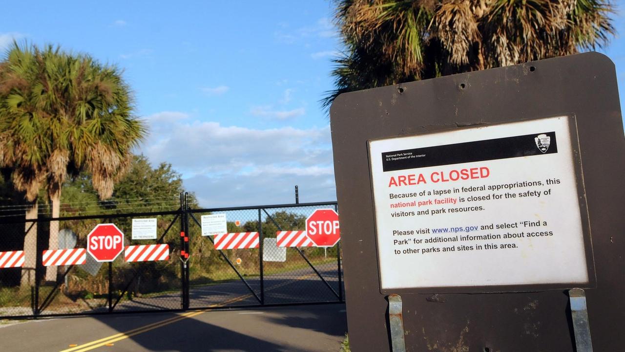 Titusville, Florida. Der Eingang zum US-Nationalpark Canaveral National Seashore in Florida ist wegen des Government Shutdowns am 12. Januar 2019 geschlossen. US-Präsident Donald Trump's fordert die Finanzierung einer Grenzmauer zu Mexiko, die Demokraten lehnen das ab. 800.000 Regierungangestellte bekommen deshalb kein Geld. 