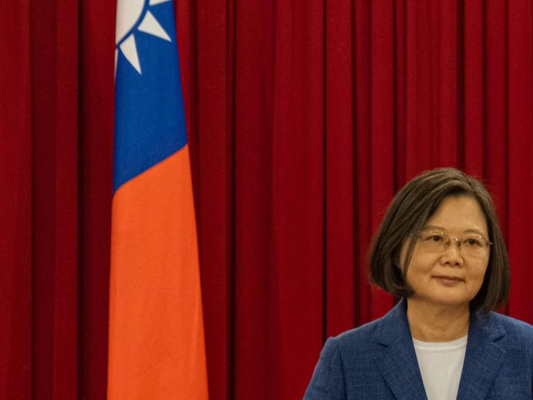 Taiwans Präsidentin Tsai Ing-wen auf einem Podium, neben ihr ist die Flagge Taiwans zu sehen.