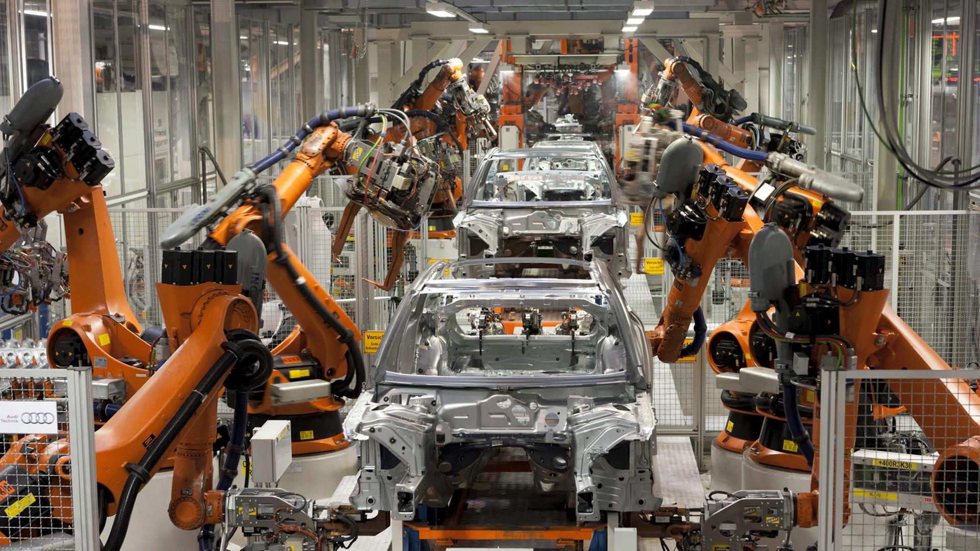 Industrieroboter fertigen Karosserien im Audi-Werk Ingolstadt.