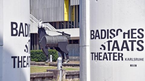 04.07.2015 Außenaufnahme Badisches Staatstheater Karlsruhe mit dem Kunstwerk Musengaul der von Juergen Goertz entworfen wurde.