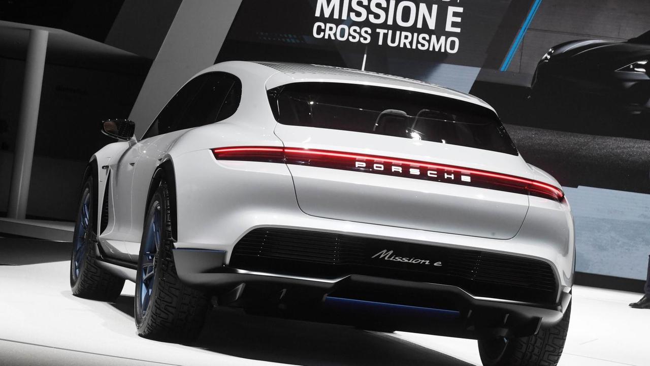 Der Porsche Mission E Cross Turismo beim Genfer Autosalon Porsche
