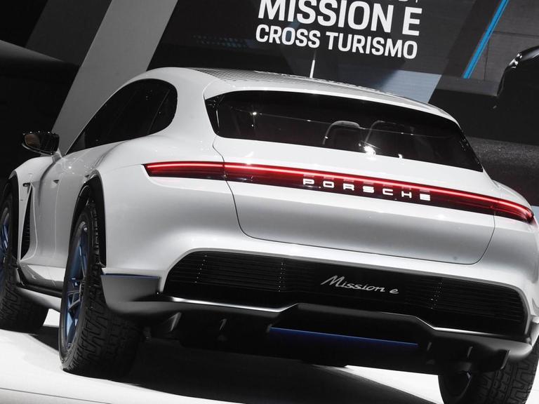 Der Porsche Mission E Cross Turismo beim Genfer Autosalon Porsche