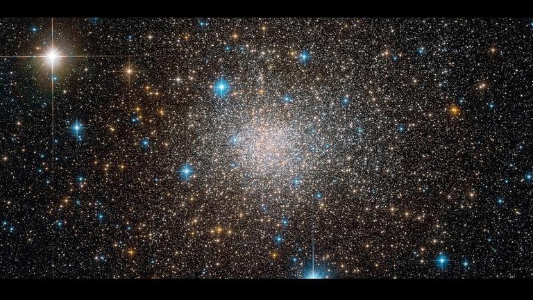Der kugelförmige Sternhaufen Terzan 5 und seine Umgebung 