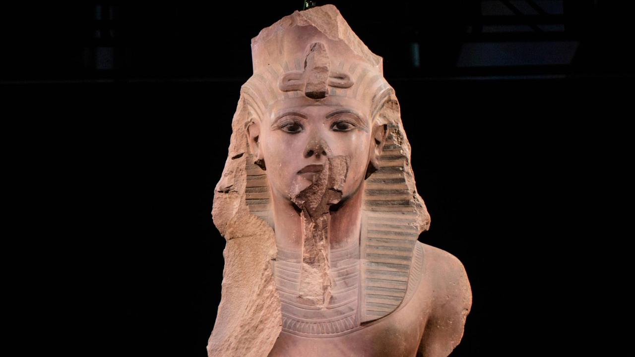 Teil einer 3 Meter hohen Quarzit-Statue von Tutanchamun in der Ausstellung "Tutanchamun. Der Schatz des Pharaos" in Paris.