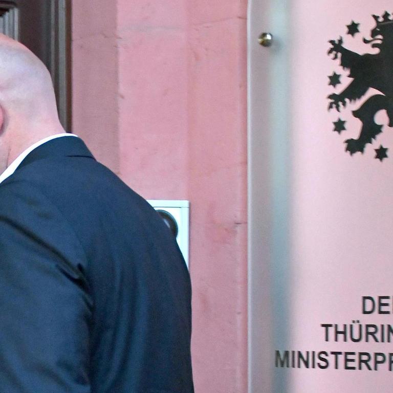 Thomas Kemmerich (FDP), neuer Ministerpräsident von Thüringen, betritt nach der Wahl die Thüringer Staatskanzlei.
