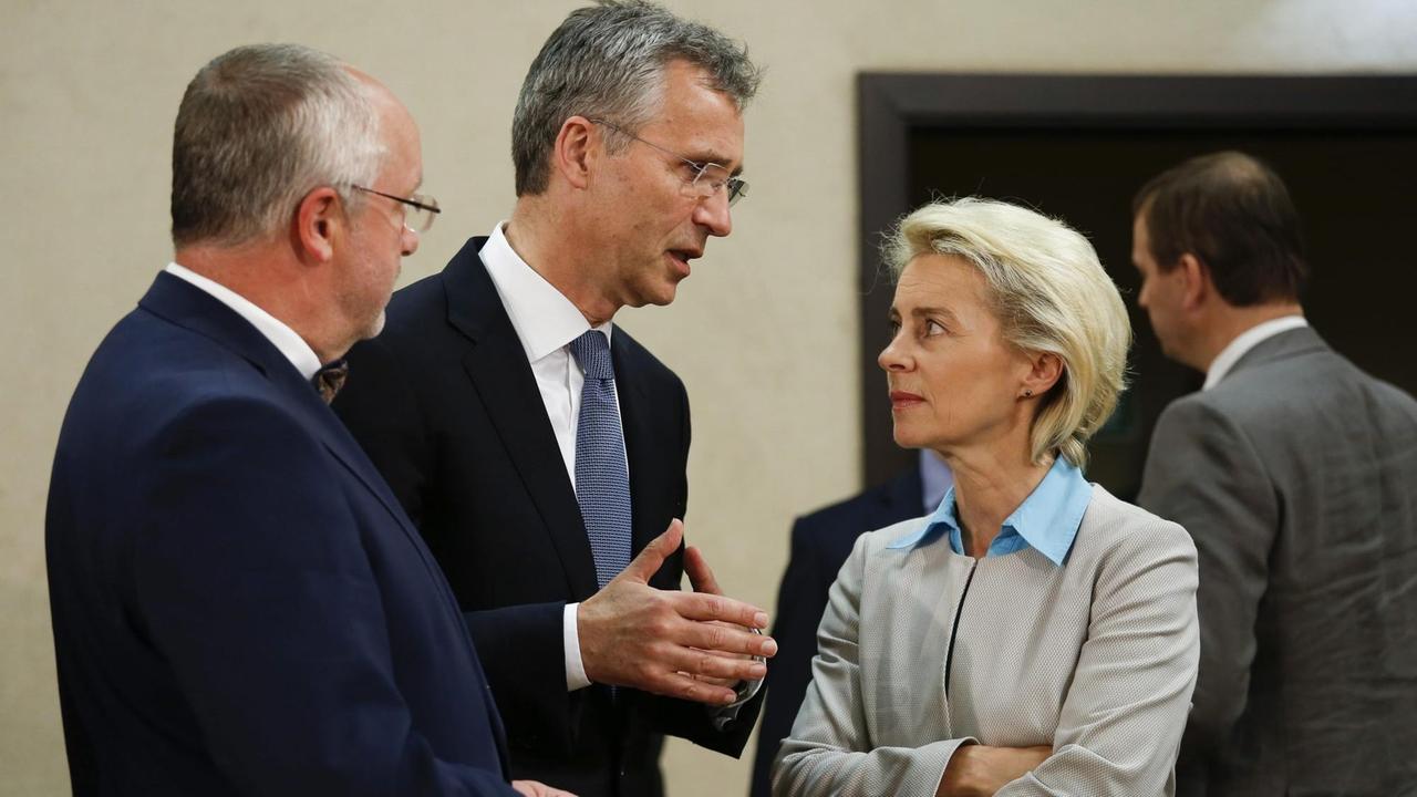 Juozas Olekas, Vertedigungsminister Litauens, NATO-Generalsekretär Jens Stoltenberg und Bundesverteidigungsministerin Ursula von der Leyen unterhalten sich beim NATO-Treffen in Brüssel.