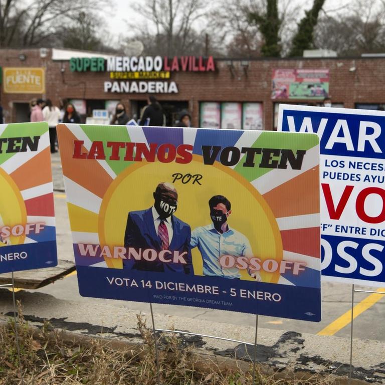 Wahlplakate der demokratischen Bewerber um die beiden Senatssitze, Jon Ossoff und Raphael Warnock, in Marietta, Georgia